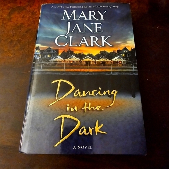 Dancing in the Dark by Mary Jane Clark, Key New Thriller Series Book 8 - Picture 1 of 10